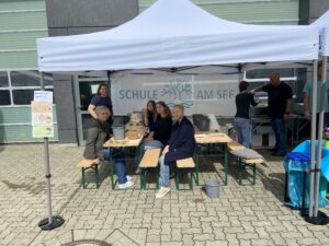 Helfer auf dem Stand des Fördervereins Schule am See beim Umweltmarkt 2023.