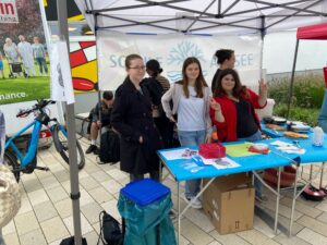 Helfer am Waffelstand des Fördervereins beim Brückenlauf 2023