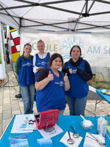 Helferteam am Waffelstand des Fördervereins
